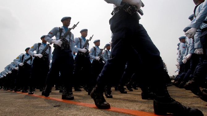 Sejumlah prajurit TNI melakukan defile pada acara gladi bersih upacara peringatan ke-67 Hari Jadi TNI tahun 2012 di Bandara Halim Perdanakusuma, Jakarta. FOTO: Ruht Semiono/ SUARA PEMBARUAN