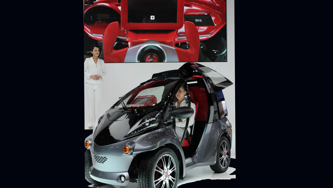 Toyota Motor saat memperkenalkan mobil konsep Smart Insect di Tokyo, Jepang. FOTO:  AFP PHOTO / Yoshikazu TSUNO