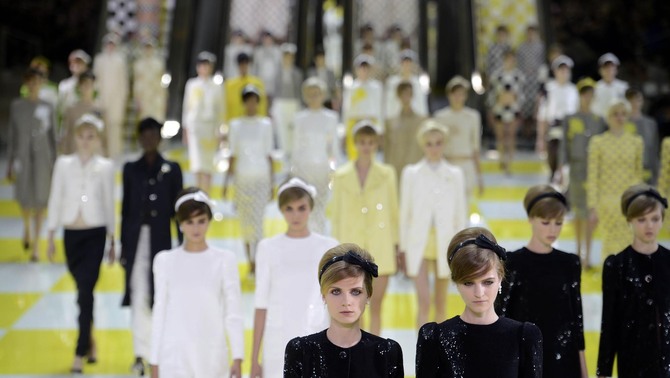 Model memperagakan busana terbaru Louis Vuitton  saat the Spring/Summer 2013 di Paris, Prancis.FOTO: AFP PHOTO/MARTIN BUREAU