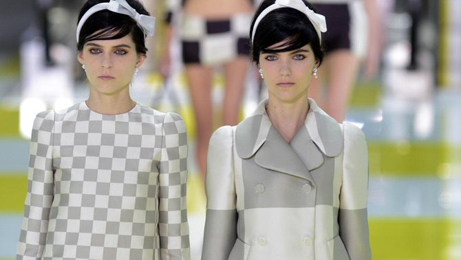 Model memperagakan busana terbaru Louis Vuitton  saat the Spring/Summer 2013 di Paris, Prancis.FOTO: AFP PHOTO/MARTIN BUREAU