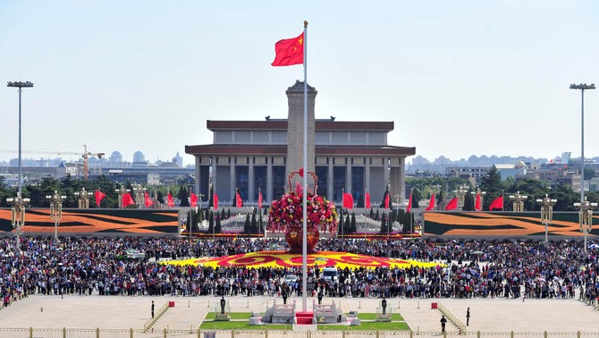 Warga China mendatangi   Tiananmen Square  , Beijing, saat merayakan Gloden Week. FOTO: AFP