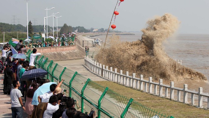 Warga China mendatangi  kawasan Haining provinsi Zhejiang untuk menyaksikan gelombang ombak yang mnecapai ketinggian 8,93 meter. FOTO: AFP