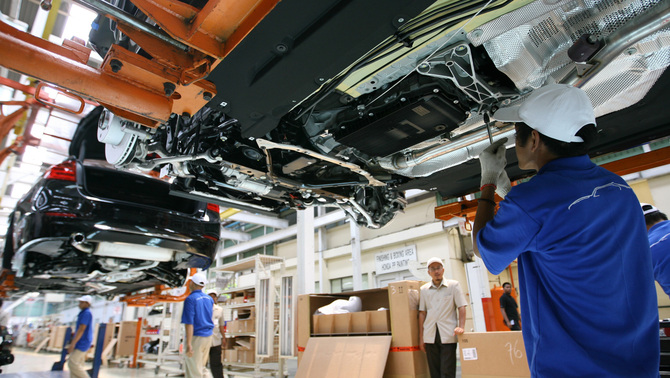Teknisi memeriksa mobil BMW seri 3 yang selesai dirakit di pabrik PT Gaya Baru Motor di kawasan Sunter , Jakarta. FOTO: David Gitaroza/ INVESTOR DAILY