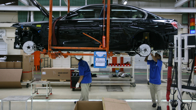Teknisi memeriksa mobil BMW seri 3 yang selesai dirakit di pabrik PT Gaya Baru Motor di kawasan Sunter , Jakarta. FOTO: David Gitaroza/ INVESTOR DAILY