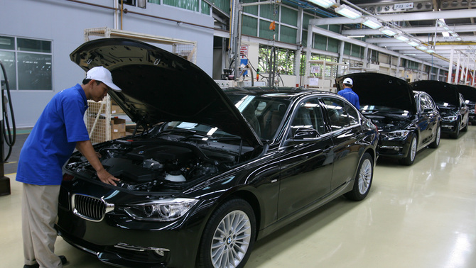 Teknisi memeriksa mobil BMW seri 3 yang selesai dirakit di pabrik PT Gaya Baru Motor di kawasan Sunter , Jakarta. FOTO: David Gitaroza/ INVESTOR DAILY