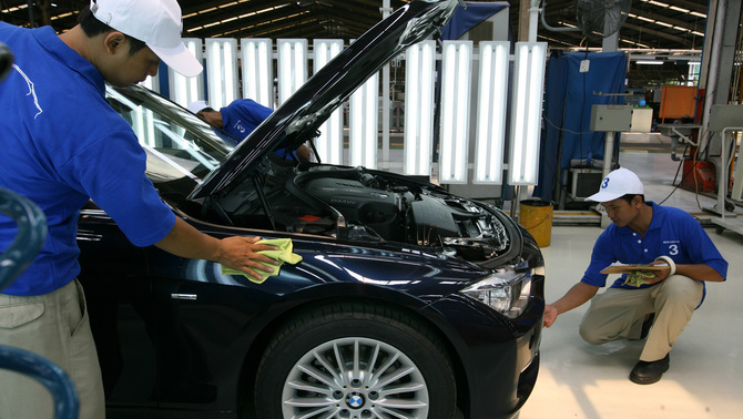 Teknisi memeriksa mobil BMW seri 3 yang selesai dirakit di pabrik PT Gaya Baru Motor di kawasan Sunter , Jakarta. FOTO: David Gitaroza/ INVESTOR DAILY