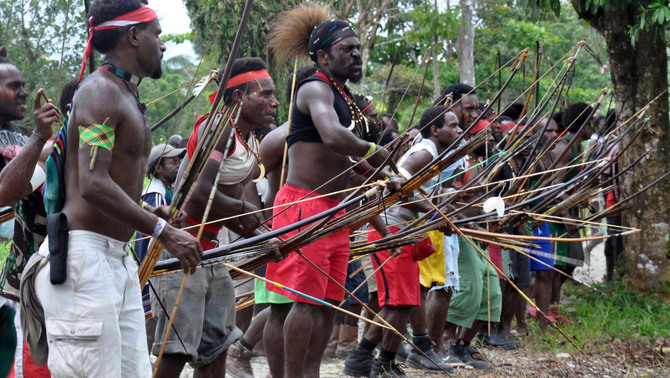 Sejumlah warga dari salah satu kelompok bersiap untuk melakukan penyerangan terhadap kelompok lainnya di Kwamki Lama, Timika, Papua. FOTO: ANTARA/Spedy Paereng/