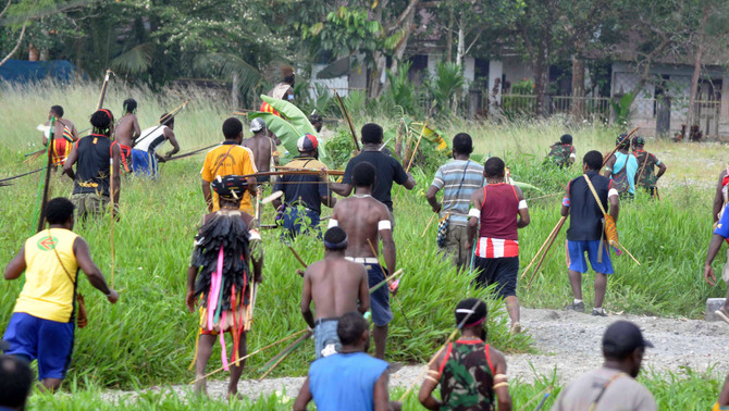Sejumlah warga dari salah satu kelompok bersiap untuk melakukan penyerangan terhadap kelompok lainnya di Kwamki Lama, Timika, Papua. FOTO; ANTARA/Spedy Paereng