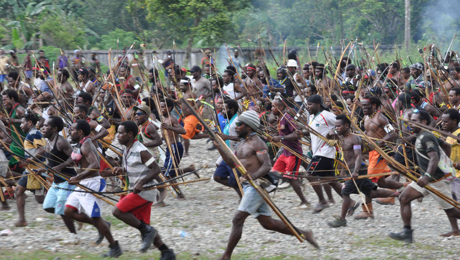 Ratusan warga dari salah satu kelompok bersiap untuk melakukan penyerangan terhadap kelompok lainnya di Kwamki Lama, Timika, Papua/ FOTO:  ANTARA/Spedy Paereng