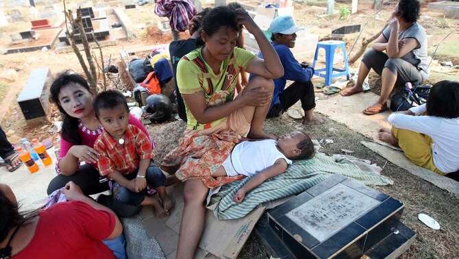 Warga korban kebakaran di Kelurahan Karet Tengsin mengungsi di TPU Karet Bivak, Jakarta. FOTO: Yudhi Sukma Wijaya/ JAKARTA GLOBE