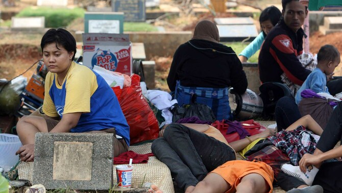 Warga korban kebakaran di Kelurahan Karet Tengsin mengungsi di TPU Karet Bivak, Jakarta. FOTO: Yudhi Sukma Wijaya/ JAKARTA GLOBE