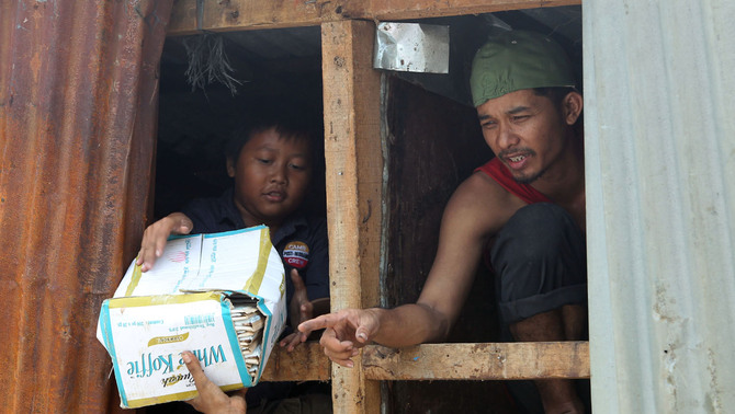 Beberapa warga korban kebakaran mencoba mengambil sisa barang mereka yang selamat setelah kebakaran  melanda RT 01-04 RW 07 Kampung Kalimati, Kelurahan Karet Tengsin, Tanah Abang, Jakarta. FOTO:  EPA/ADI WEDA