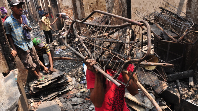 Sejumlah warga mengumpulkan barang sisa kebakaran di RT 01-04 RW 07 Kampung Kalimati, Kelurahan Karet Tengsin, Tanah Abang, Jakarta. FOTO: ANTARA/Dian Dwi Saputra