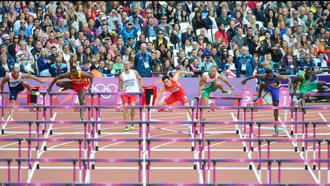 Atlet China Liu Xiang saat memulai start sebelum terjatuh pada lari gawang 110 meter pria di Olimpiade London 2012. FOTO: AFP PHOTO / GABRIEL BOUYS