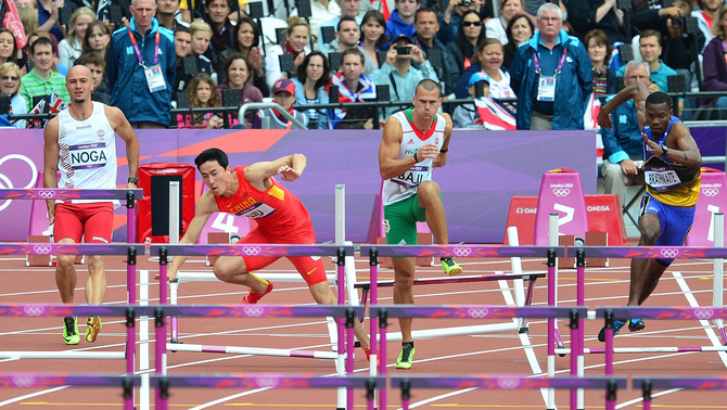 Atlet China Liu Xiang saat  terjatuh pada lari gawang 110 meter pria di Olimpiade London 2012. FOTO: AFP PHOTO / GABRIEL BOUYS