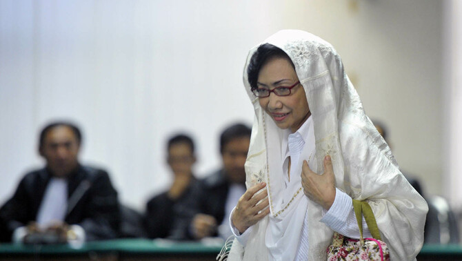 Terdakwa kasus suap pemilihan Gubernur BI, Nunun Nurbaeti saat akan mengikuti sidang dengan agenda pembacaan vonis di Pengadilan Tipikor, Jakarta. FOTO: Fanny Octavianus/ANTARA