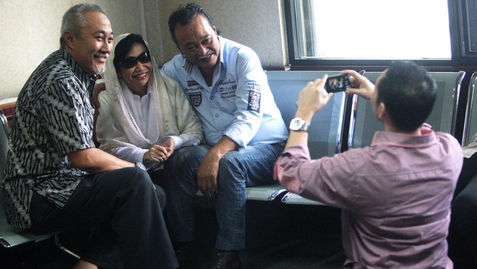 Terdakwa suap cek pelawat pemilihan Deputi Gubernur Senior Bank Indonesia Nunun Nurbaeti  berpose bersama sebelum sidang pembacaan vonis di Pengadilan Tipikor, Jakarta. FOTO: Yudhi Sukma Wijaya/JAKARTA GLOBE