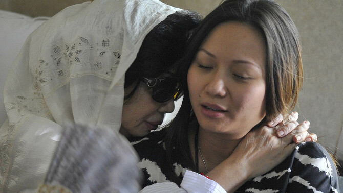 Terdakwa kasus suap pemilihan Deputi Gubernur Senior BI, Nunun Nurbaeti menangis usai mengikuti sidang pembacaan vonis di Pengadilan Tipikor, Jakarta. FOTO: Fanny Octavianus/ANTARA