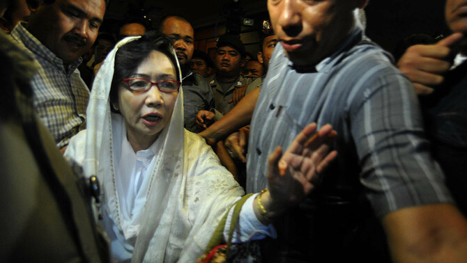 Terdakwa kasus suap pemilihan Deputi Gubernur Senior BI, Nunun Nurbaeti usai mengikuti sidang pembacaan vonis di Pengadilan Tipikor, Jakarta. FOTO:  Fanny Octavianus/ANTARA