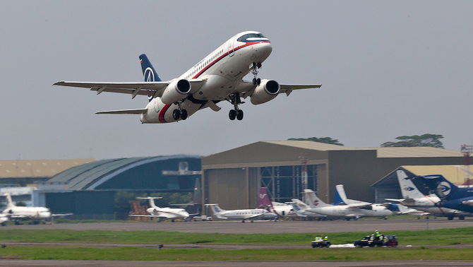 Pesawat Sukhoi Superjet 100 saat lepas landas dari Bandara Halim Perdanakusumah. FOTO: Sergey Dolya