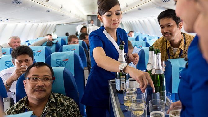 Suasana kabin pesawat Sukhoi Superjet 100. FOTO: Sergey Dolya