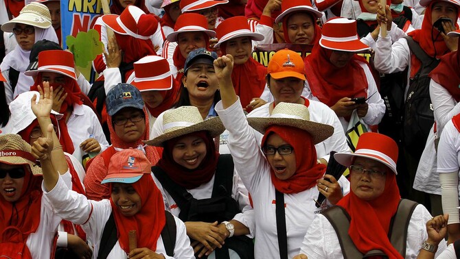 Ribuan bidan Pegawai Tidak Tetap (PTT) se-Indonesia melakukan aksi unjuk rasa didepan Istana Merdeka Jakarta, 28 September 2015
