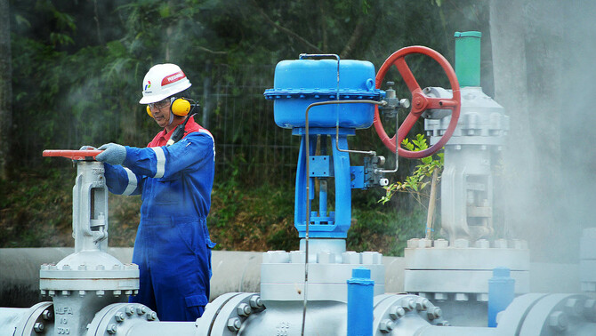 Pekerja mengawasi sumur panas bumi (Geothermal) Unit 5-6 di Desa Tompaso, Minahasa, Sulawesi Utara, 30 Maret 2016. FOTO: BeritaSatu Photo/Danung Arifin