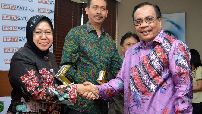 Wali Kota Surabaya, Tri Rismaharini (kiri) menerima penghargaan 