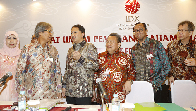 Direktur Utama PT Bursa Efek Indonesia (BEI) Tito Sulistio (tengah) berbincang dengan jajaran direksi dan komisaris (kiri - kanan) Komisaris BEI Hendra A Kustarjo, Komisaris BEI Lydia Trively Azhar, Komisaris Utama BEI Robinson Simbolon, Direktur Keuangan dan SDM BEI Chaeruddin Berlian, Direktur Pengawasan Transaksi dan Kepatuhan BEI Hamdi Hassyarbaini, Direktur Perdagangan dan Pengaturan Anggota Bursa BEI Alpino Kianjaya disela Rapat Umum Pemengang Saham Luar Biasa (RUPSLB) di Jakarta, 28 Oktober 2015.