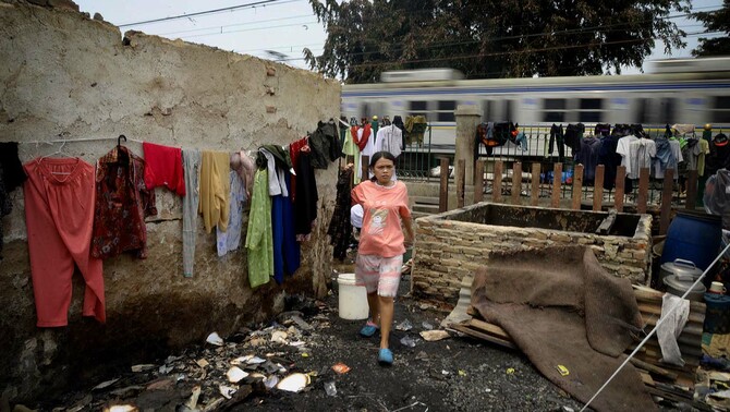 Warga korban kebakaran menjemur pakaian di lokasi kebakaran Tambora, Jakarta Barat, 28 September 2015.