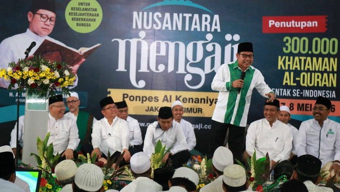 Inisiator Nusantara Mengaji Muhaimin Iskandar (kedua kanan) bersama Menteri Kominfo Rudiantara (kiri), serta Sekretaris Jenderal DPP Partai Kebangkitan Bangsa Abdul Kadir Karding (kedua kiri) mengikuti penutupan kegiatan Nusantara Mengaji 2016 di Pondok Pesanteren (Ponpes) Al Kenaniyah, Jakarta, Minggu (8/5). Gerakan Nusantara Mengaji yang diadakan 7-8 Mei 2016 merupakan tonggak awal menggelorakan cinta Alquran dan mentradisikan kembali budaya mengaji di kalangan umat Islam dari target semula 300 ribu khataman Alquran mampu tembus hingga 325 ribu.