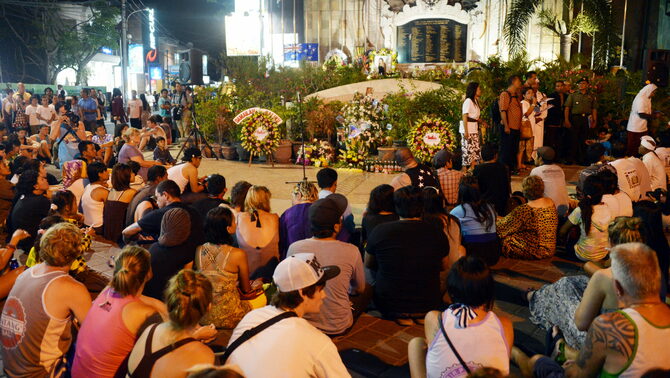 Wisatawan asing dan dalam negeri mendatangi  Monumen Peringatan Bom Bali di Kuta, Bali. FOTO: AFP PHOTO / BAY ISMOYO