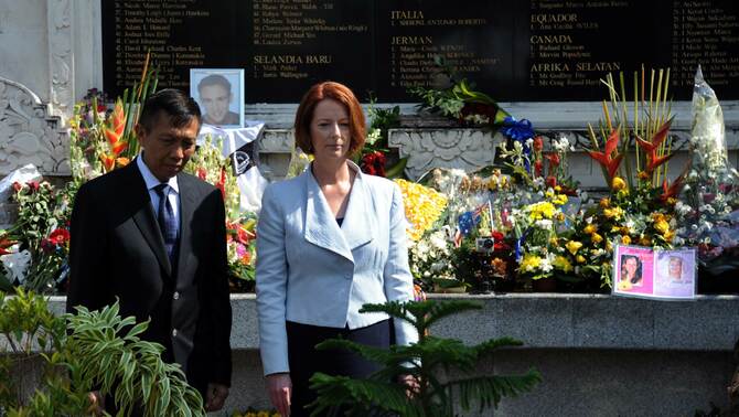 Perdana Menteri Australia Julia Gillard  bersama  Gubernur Bali  Made Mangku Pastika saat berkunjung di  Monumen Bom Bali, Kuta, Bali. FOTO: AFP PHOTO / POOL / SONNY TUMBELAKA