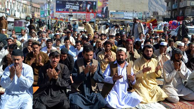 Umat muslim Pakistan berdoa bersama untuk kesembuhan Malala Yousafzai. FOTO:  AFP PHOTO / BANARAS KHAN