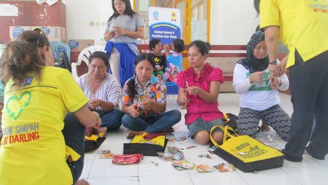 Hasil pelatihan produk daur ulang sampah tersebut dipamerkan dalam acara penutupan Tour De Flores di kantor Bupati Manggarai Barat pada 23 Mei 2016. Produk-produk daur ulang tersebut selain dipamerkan juga dijual untuk kepentingan komersial. Menurut Manager Senior Public Relations PLN, Agung Murdifi menjelaskan, PLN memang sangat menyadari pentingnya kebersihan lingkungan, bukan hanya di daerah pariwisata berpotensi tinggi seperti Labuan Bajo, tapi juga di daerah-daerah lainnya. Hal ini bukan saja menyangkut kepentingan masyarakat, tapi juga bisnis PLN ke depan. Karenanya PLN sangat mendukung diselenggarakannya pelatihan seperti ini.
