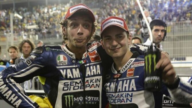 Valentino Rossi (kiri) dan Jorge Lorenzo. 