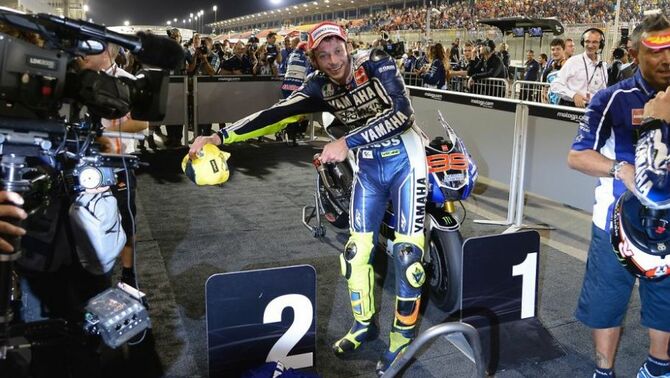 Invisible bike! Valentino Rossi bergurau pura-pura menuntun motor usai finis kedua di GP Qatar, 7 April 2013. Dan entah di mana motornya ketika itu.