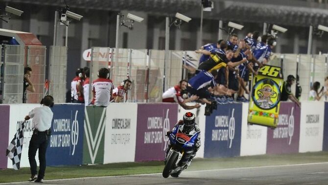 Jorge Lorenzo menjuarai GP Qatar 7 April 2013 dan di belakang dia tim menyambut rekan setim Valentino Rossi di tempat kedua.