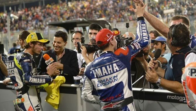 Jorge Lorenzo (kanan) dan Valentino Rossi disambut media usai GP Qatar 7 April 2013.