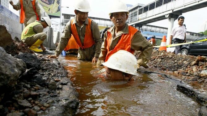 Pekerja mempersiapkan galian guna mengganti pipa air milik PT PAM Lyonnaise Jaya (Palyja) yang bocor di Semanggi, Gatot Subroto, Jakarta Pusat, Senin (8/4). Kebocoran pipa tersebut diduga akibat tekanan beban dari luar sehingga pipa 200 mm tersebut bocor dan air mengenangi badan jalan. FOTO: SP/Ruht Semiono
