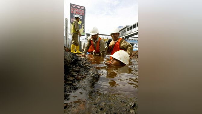 Pekerja mempersiapkan galian guna mengganti pipa air milik PT PAM Lyonnaise Jaya (Palyja) yang bocor di Semanggi, Gatot Subroto, Jakarta Pusat, Senin (8/4). Kebocoran pipa tersebut diduga akibat tekanan beban dari luar sehingga pipa 200 mm tersebut bocor dan air mengenangi badan jalan. FOTO: SP/Ruht Semiono 