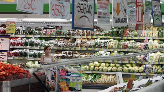 Seorang anak kecil berkewarganegaraan asing mendorong troley di Hypermart Kemang Village, Jakarta
