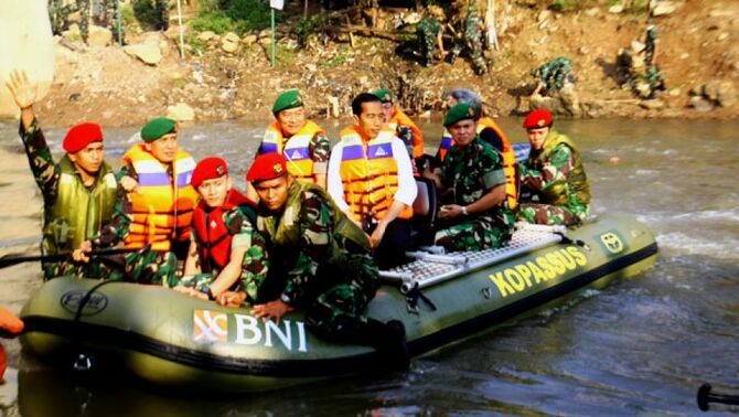 Gubernur DKI Jakarta Joko Widodo (tengah) bersama KSAD Jenderal TNI Moeldoko (dua kiri dari tengah) bersama sejumlah prajurit TNI AD naik perahu karet menyusuri sungai Ciliwung dikawasan Kalibata, Jakarta Selatan, Rabu (14/8).
