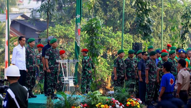 KSAD Jenderal TNI Moeldoko (tiga dari kiri) didampingi Gubernur DKI Jakarta Joko Widodo memimpin apel Karya Bakti Skala Besar pembersihan Sungai Ciliwung, di kawasan Kalibata, Jakarta Selatan, Rabu (14/8). TNI AD melakukan  Karya Bakti Skala Besar pembersihan Sungai Ciliwung, yang melibatkan 8.700 prajurit TNI gabungan dari masing-masing unsur kesatuan. SP/Joanito De Saojoao