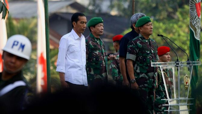 KSAD Jenderal TNI Moeldoko (tiga dari kiri) didampingi Gubernur DKI Jakarta Joko Widodo memimpin apel Karya Bakti Skala Besar pembersihan Sungai Ciliwung, di kawasan Kalibata, Jakarta Selatan, Rabu (14/8). TNI AD melakukan Karya Bakti Skala Besar pembersihan Sungai Ciliwung, yang melibatkan 8.700 prajurit TNI gabungan dari masing-masing unsur kesatuan. SP/Joanito De Saojoao