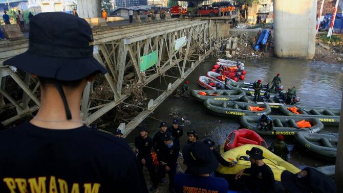 Sejumlah petugas gabungan mempersiapkan perahu karet untuk menyusuri sungai Ciliwung dikawasan Kalibata, Jakarta Selatan, Rabu (14/8).  TNI AD melakukan  Karya Bakti Skala Besar pembersihan Sungai Ciliwung, yang melibatkan 8.700 prajurit TNI gabungan dari masing-masing unsur kesatuan. SP/Joanito De Saojoao