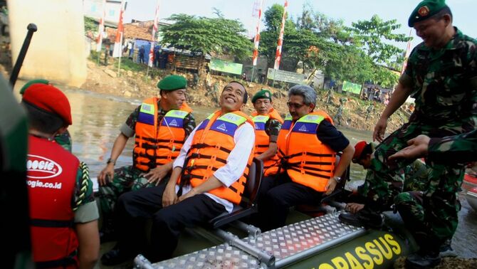 Gubernur DKI Jakarta Joko Widodo (tengah) bersama KSAD Jenderal TNI Moeldoko (dua kiri dari tengah) bersama sejumlah prajurit TNI AD naik perahu karet menyusuri sungai Ciliwung dikawasan Kalibata, Jakarta Selatan, Rabu (14/8). TNI AD melakukan  Karya Bakti Skala Besar pembersihan Sungai Ciliwung, yang melibatkan 8.700 prajurit TNI gabungan dari masing-masing unsur kesatuan. SP/Joanito De Saojoao