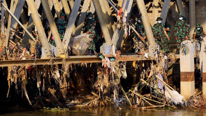 Sejumlah personel TNI AD membersihkan sampah yang menyangkut di bawah jembatan lama sungai Ciliwung, Rawajati, Kalibata, Jakarta Selatan, Rabu (14/8). TNI AD melakukan  Karya Bakti Skala Besar pembersihan Sungai Ciliwung, yang melibatkan 8.700 prajurit TNI gabungan dari masing-masing unsur kesatuan. SP/Joanito De Saojoao