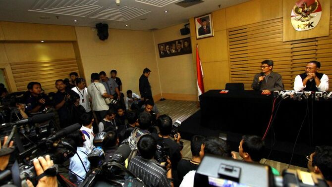 Wakil Ketua KPK Bambang Widjodjanto saat memberikan keterangan di Gedung KPK, Jakarta, Rabu (14/8). Kepala SKK Migas Rudi Rubiandini resmi ditetapkan sebagai tersangka oleh Komisi Pemberantasan Korupsi (KPK). BeritaSatu Photo/SP-Ruht Semiono