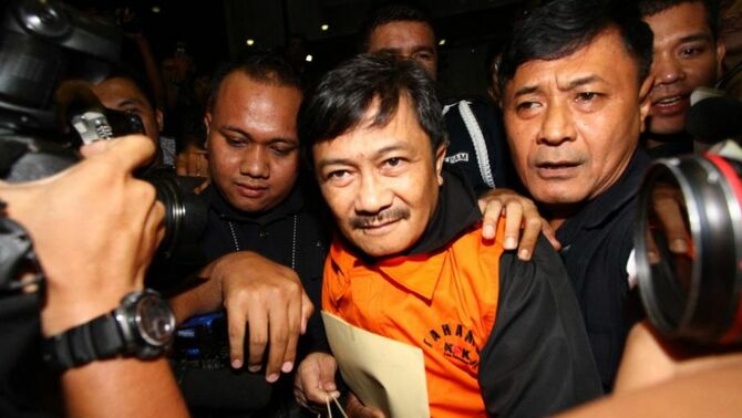 Kepala SKK Migas Rudi Rubiandini ditahan KPK seusai menjalani pemeriksaan selama lebih dari sepuluh jam di Gedung KPK di Jakarta, Rabu (14/8). Dari operasi tangkap tangan ini, KPK mengamankan barang bukti awal dugaan suap berupa uang 400.000 dolar Amerika Serikat atau sekitar Rp 4,1 miliar. BeritaSatu Photo/SP-Ruht Semiono